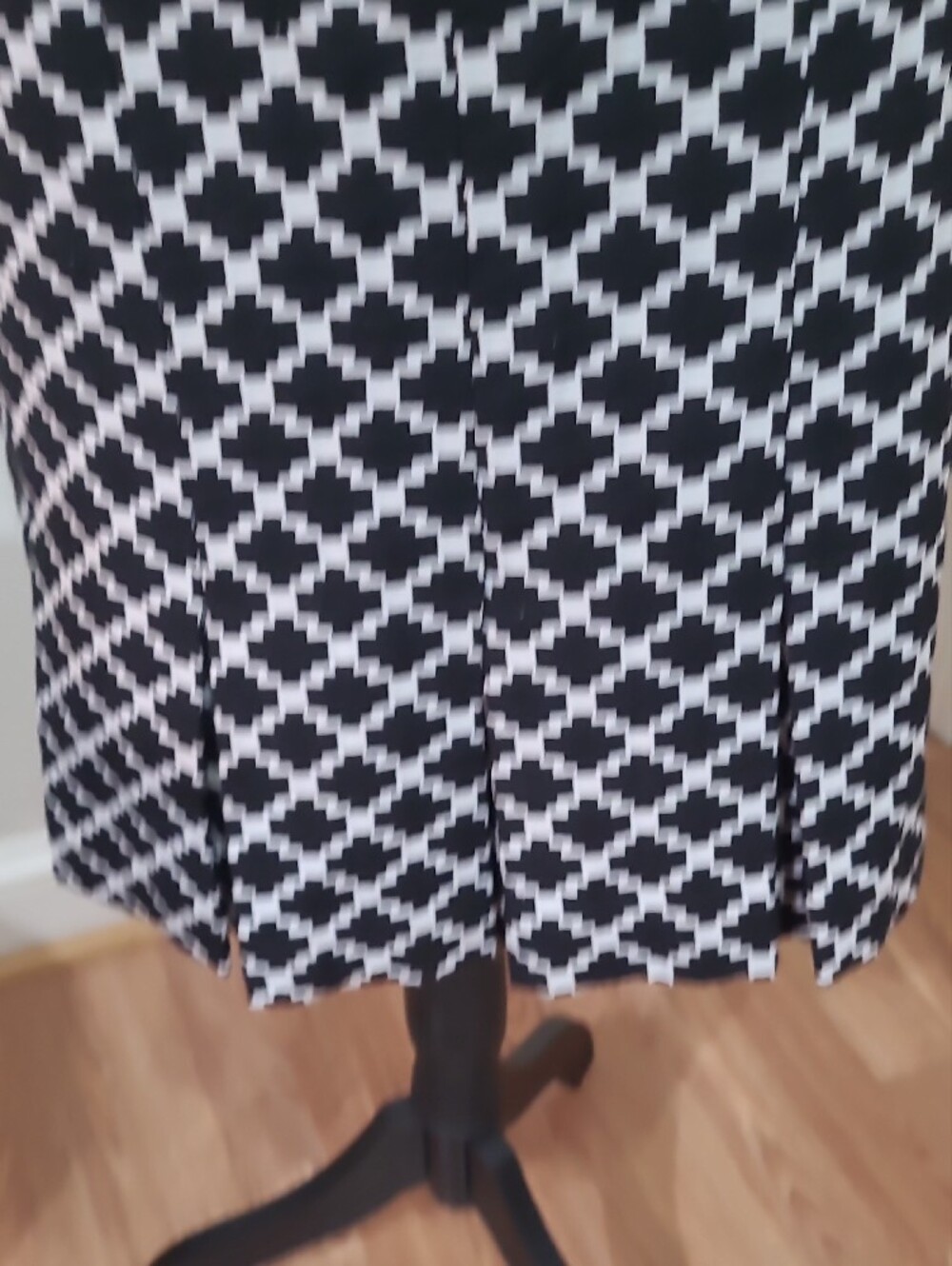 Harold's Black and White Geometric Tile/Lattice Pattern Lined Skirt - Size 6 - Picture 6 of 7